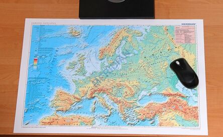 Dwustronna ścienna mapa szkolna do geografii przedstawiająca ukształtowanie powierzchni Europy.